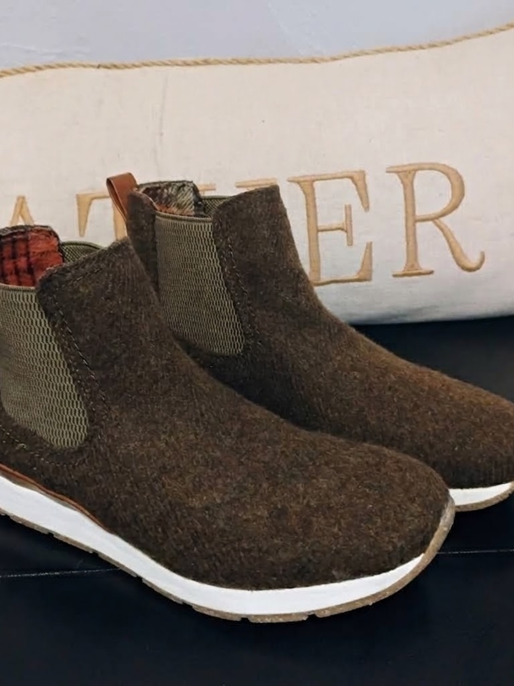 boc Women's Brown Chelsea-Style Ankle Boots with White Sole